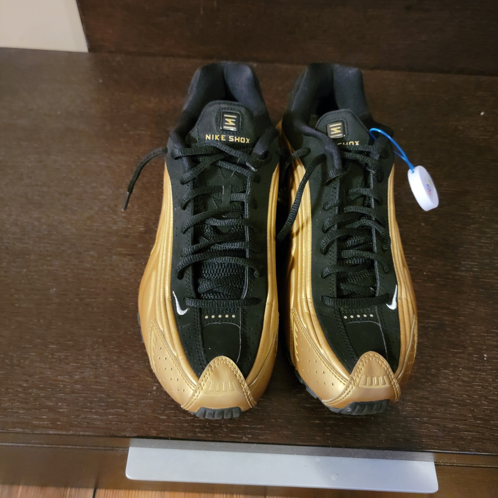 Nike Shox R4   released 2011 Black and Gold Sneakers